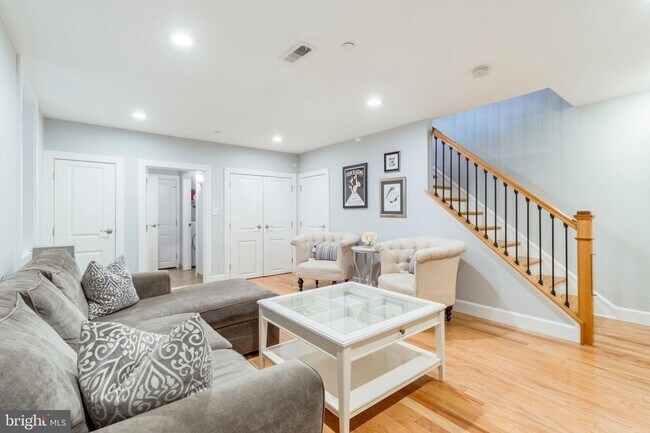 Building Photo - Three Bedroom Graduate Hospital Apartment