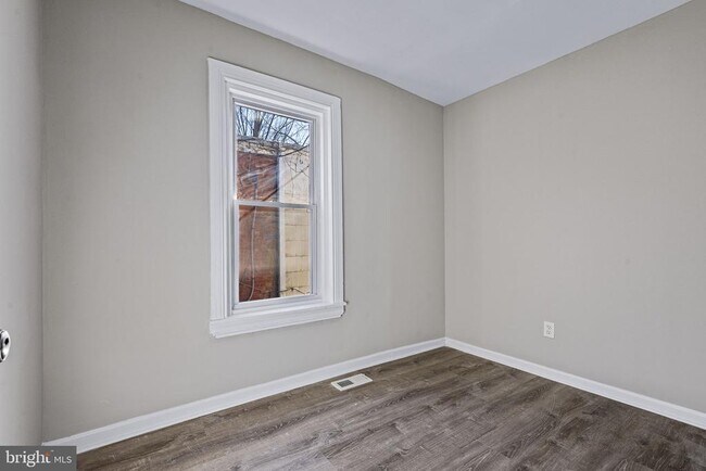 Building Photo - 1402 W 3rd St