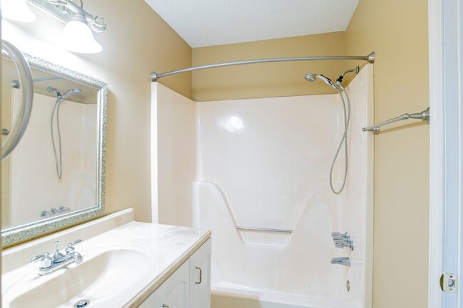 Building Photo - Great Townhouse in Central Pensacola