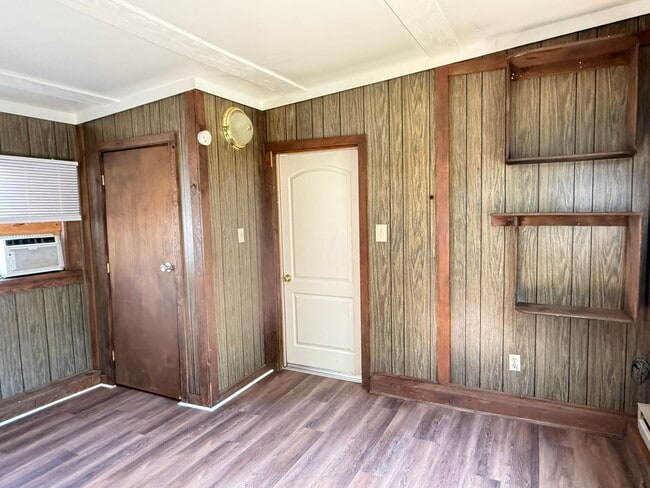 Building Photo - Charming Downtown Sparks Studio!