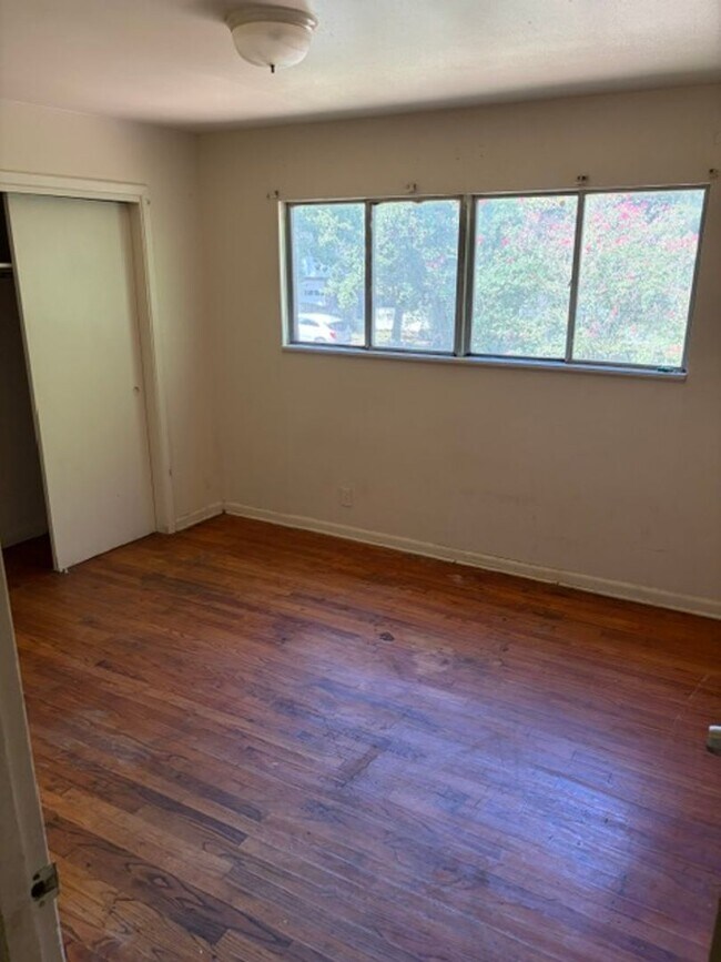 Building Photo - 3425 Sunset Dr