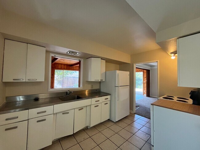 Building Photo - 2 bed 1 bath single family home with back yard and garage space