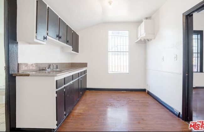 Building Photo - 955 S Ardmore Ave