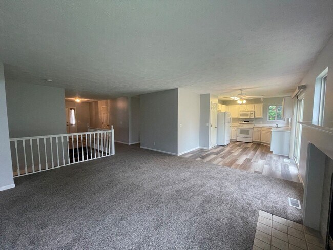 Building Photo - New Home For Rent Bellevue!