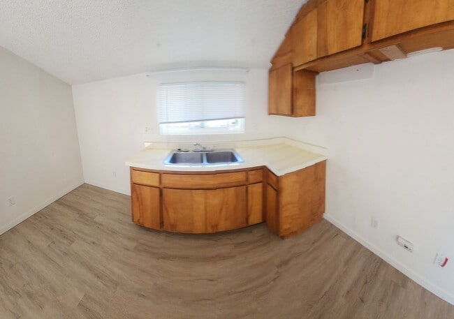 Building Photo - 7 Bedroom 3 bath home close to POLY!!!!