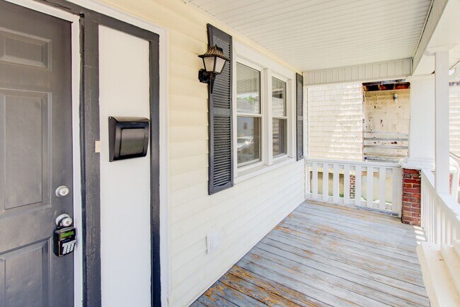Building Photo - 6 Bed, 1.5 Bath Home in Granby School Dist...