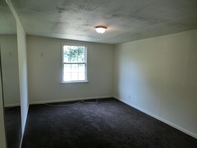 Building Photo - Updated West Ashley Home, 10 minutes to Do...