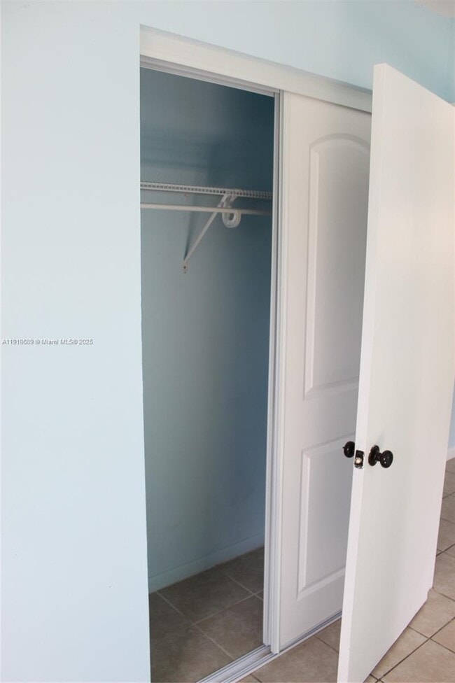 Building Photo - 5050 SE Ebbtide Ave