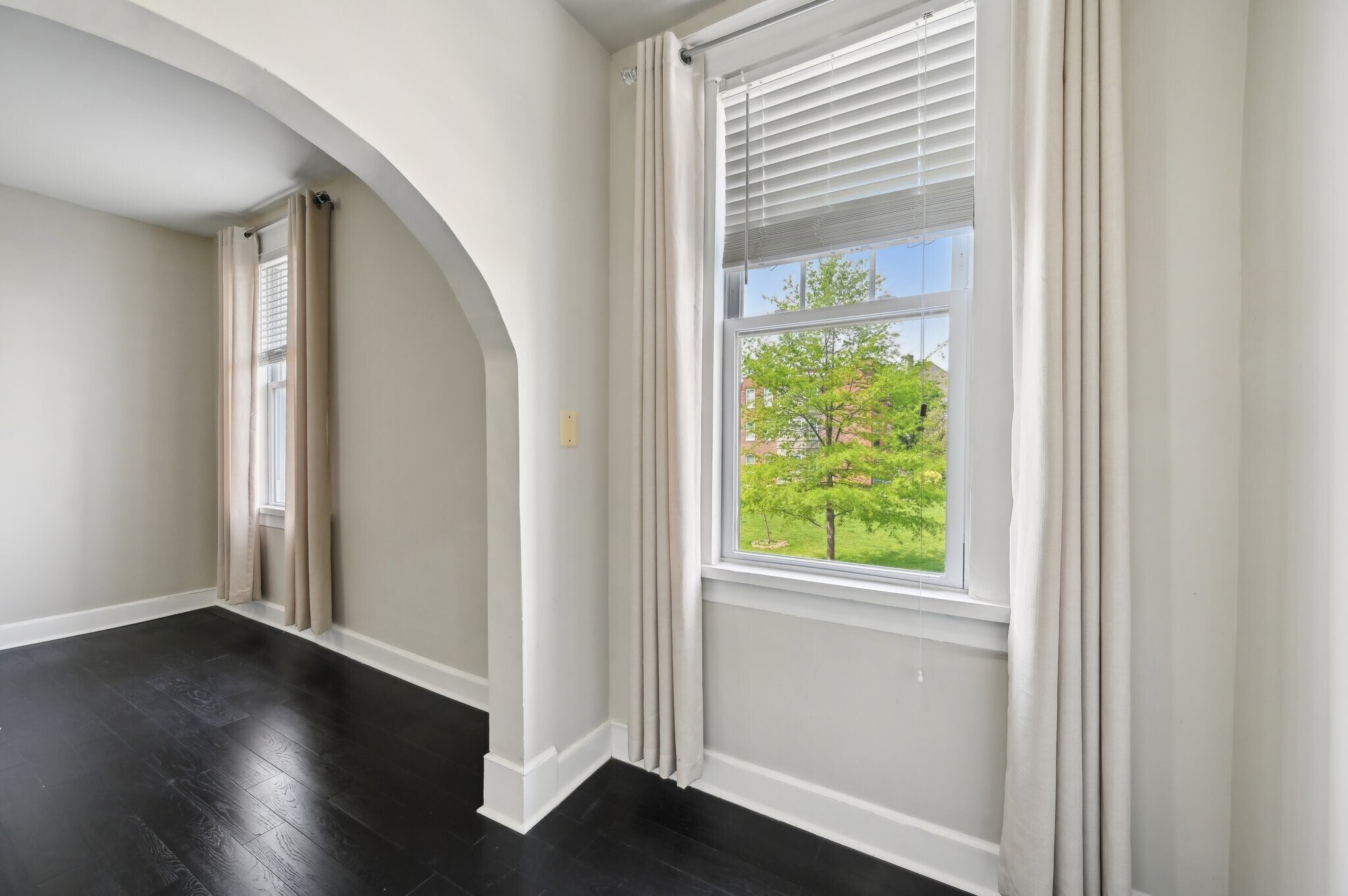 Foyer entrance with natural lighting - 2431 Linden Ave