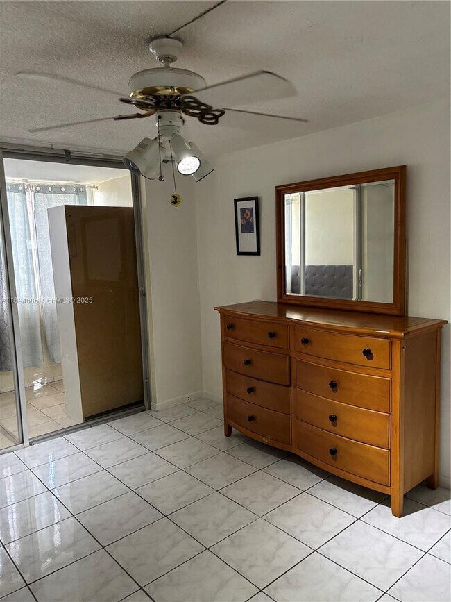 Building Photo - 211 NE 8th Ave