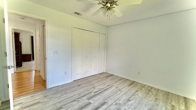 Building Photo - 3 BR , 2 Bath Annual Screened Pool Home Available