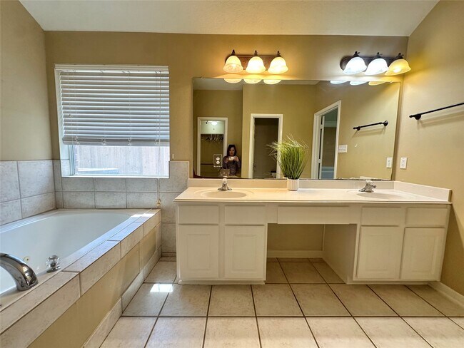 Building Photo - 19327 Gallatin Ln