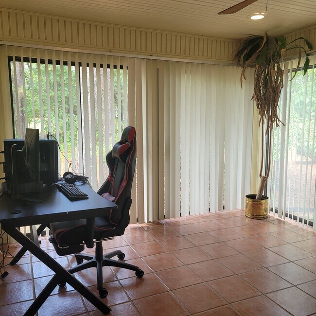 Building Photo - Beautiful Property Located in Seven Lakes near Pinehurst! Located on the Golf Course with Amazing...