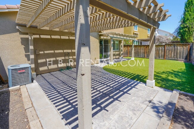 Building Photo - Questa Village: Spacious 3-Bedroom Retreat...