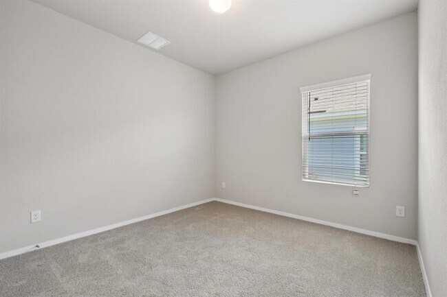 Building Photo - 125 Honeybee Ln