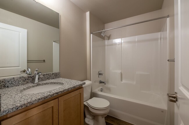 Building Photo - Large 2 Bedroom 2 Bath Apartment with Many...