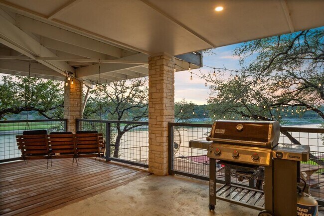 Building Photo - 1352 Lakeshore Dr