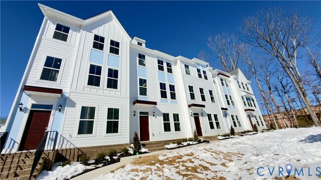 Building Photo - 121 This Wy