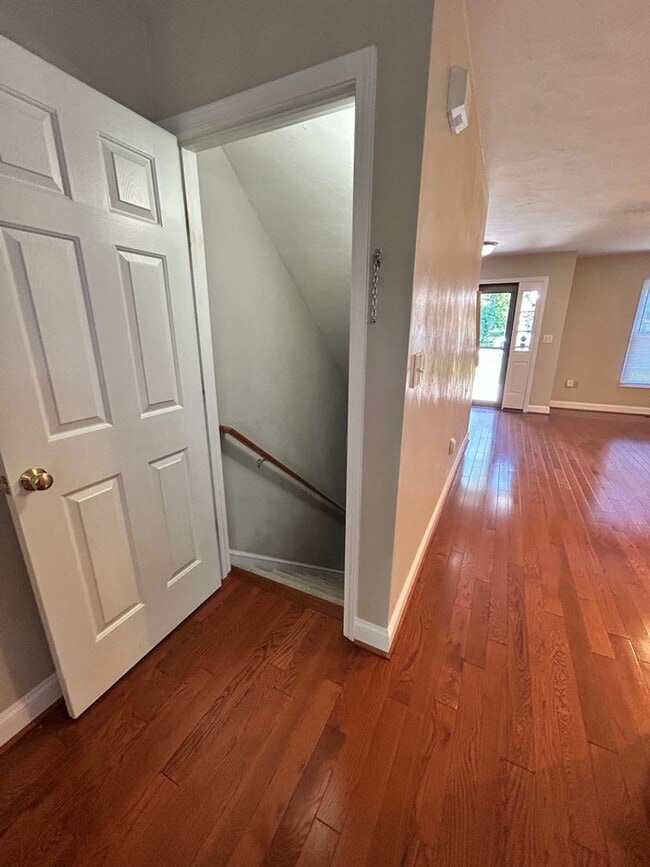 Building Photo - Like New Townhome in Old SW! Close to Cari...