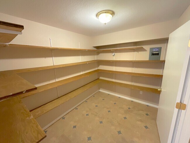 Building Photo - 4 Bedroom Home Available Near Constitution...