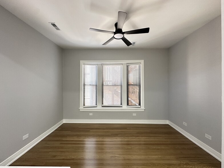 Building Photo - 3828 N Wilton Ave