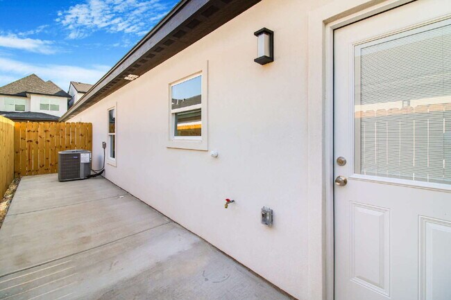 Building Photo - What an amazing apartment in Mission!!! Luxury apartment for Rent