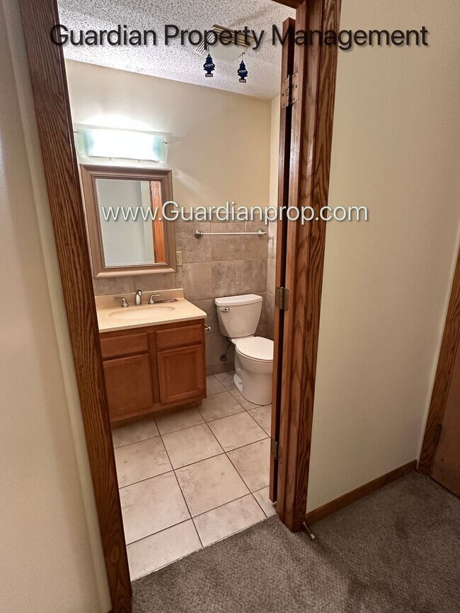 Building Photo - Longfellow Top Floor Apartment, Blocks Fro...