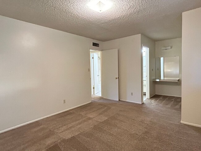 Building Photo - Tempe 3 Bed/1.5 Bath Townhouse w/Community...