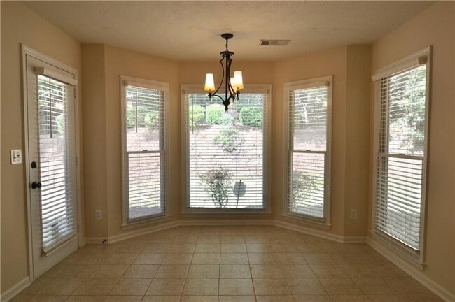 Building Photo - 911 Oakwood Dr