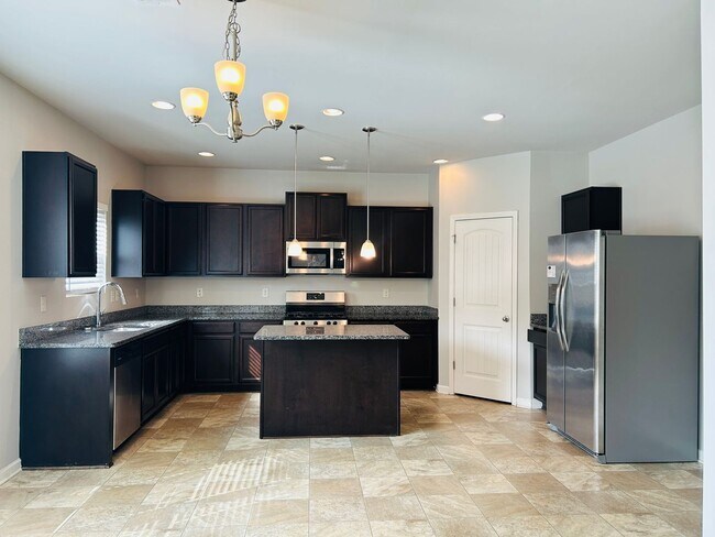 Building Photo - Beautiful 4 bedroom, 2.5 bathroom home In ...