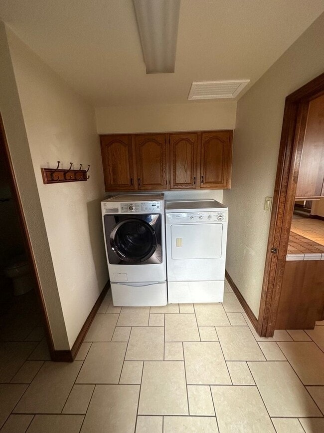 Building Photo - Beautiful 3 Bedroom, 3 Bathroom, Available...