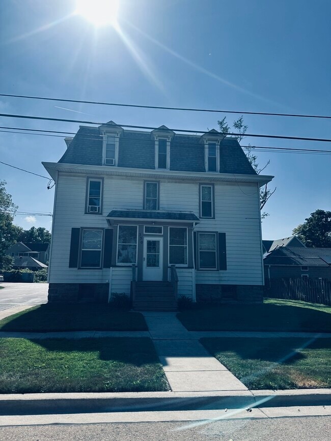 Primary Photo - 330 W Sycamore St