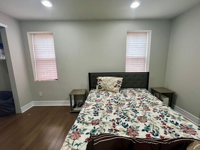 Building Photo - Stunning 3-Bedroom Townhome in Francisville! Available NOW!