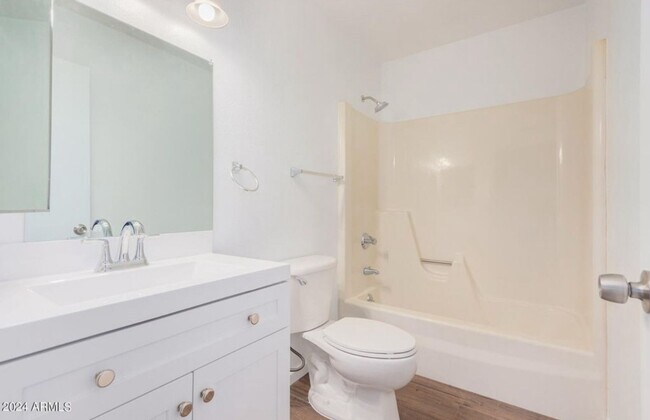 Building Photo - Spacious 4BR Townhome in Phoenix