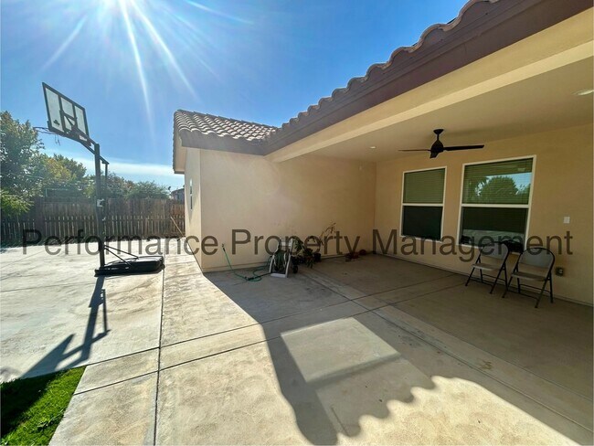 Building Photo - Stunning 4 Bed/3 Bath Home Near City in th...