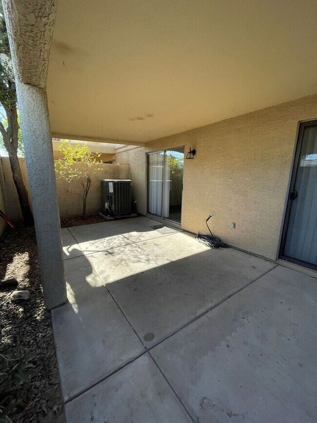 Building Photo - READY TO TOUR! Spacious 4 Bed 2 Bath Home in Phoenix