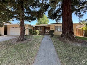 Building Photo - University Ave 3 Bedroom