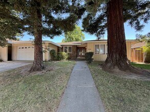 Building Photo - University Ave 3 Bedroom