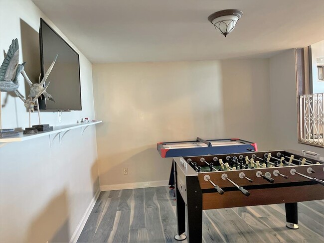 Building Photo - 602 N Shore Dr E