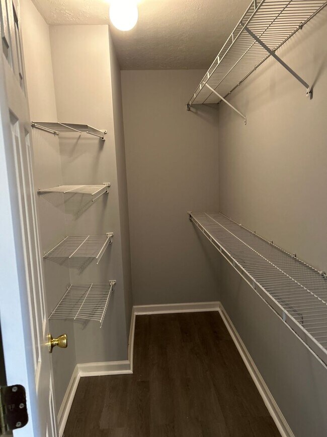 Building Photo - Spacious Family Rental in Prime Location