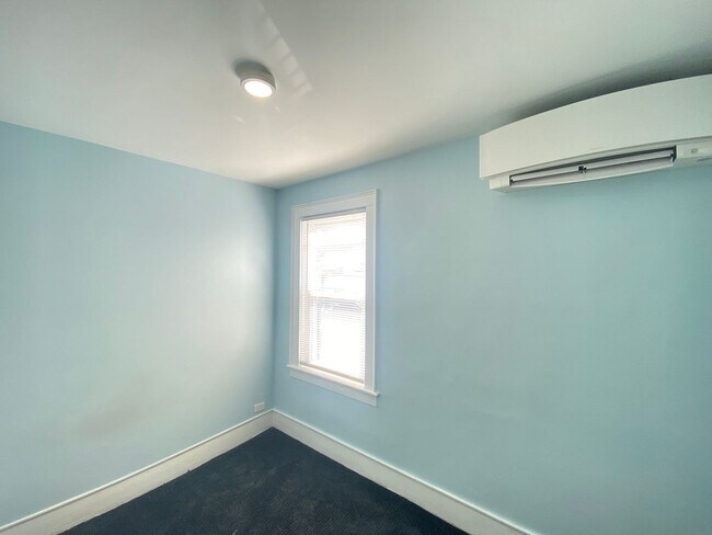 Building Photo - 9 Oak St