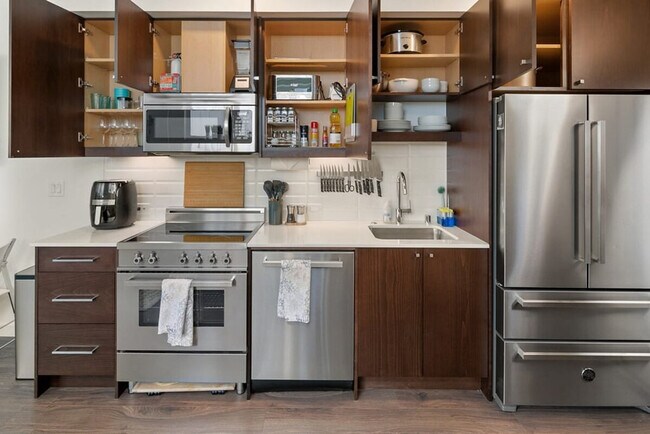 Building Photo - 915 14th Ave