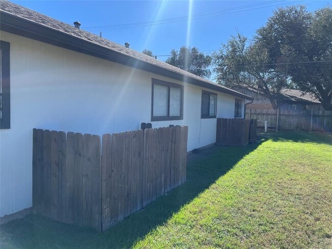 Building Photo - 2609 Ektom Dr