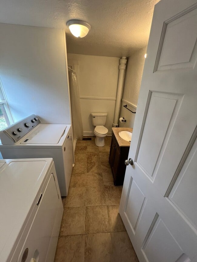Building Photo - 2 bedroom house, huge 2 car garage, large ...