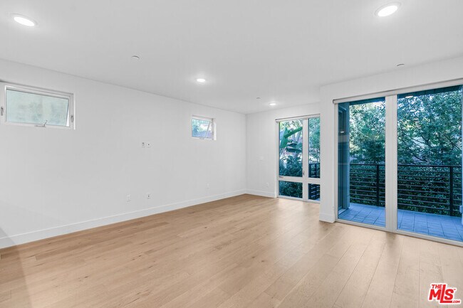 Building Photo - 2000 Beachwood Dr