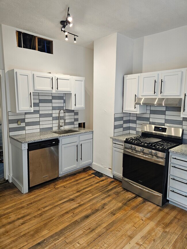 Building Photo - 1331 6th St NE