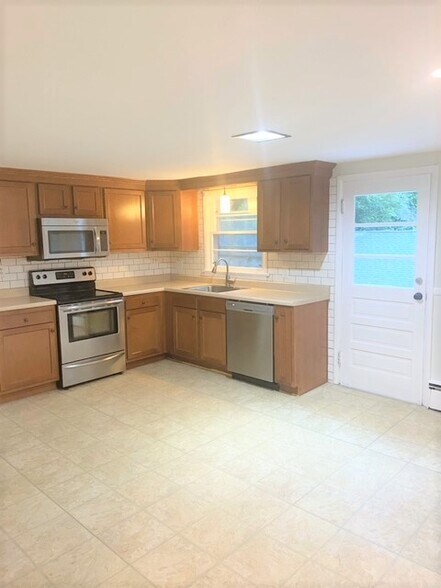 Eat-in kitchen with access to private deck - 3 Alton Rd