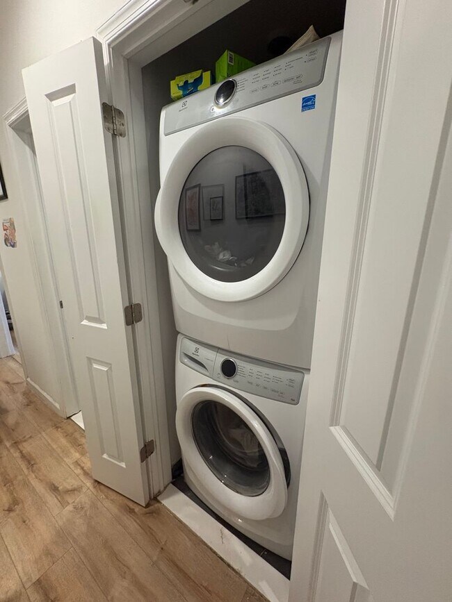 Building Photo - 737 S 4th St