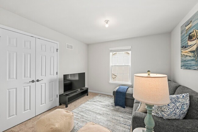 Building Photo - 1868 Forest View Ct