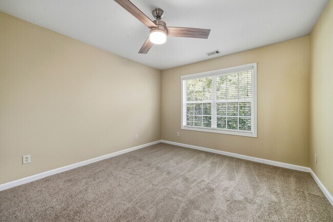 Building Photo - 4750 Ferncrest Pl
